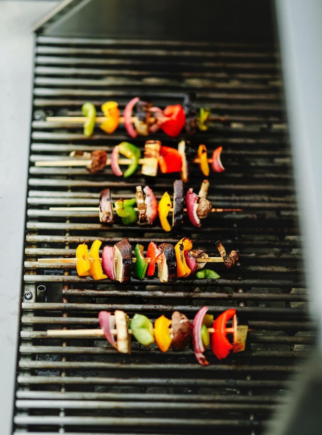 Foto van groentespiesjes op een barbecue 