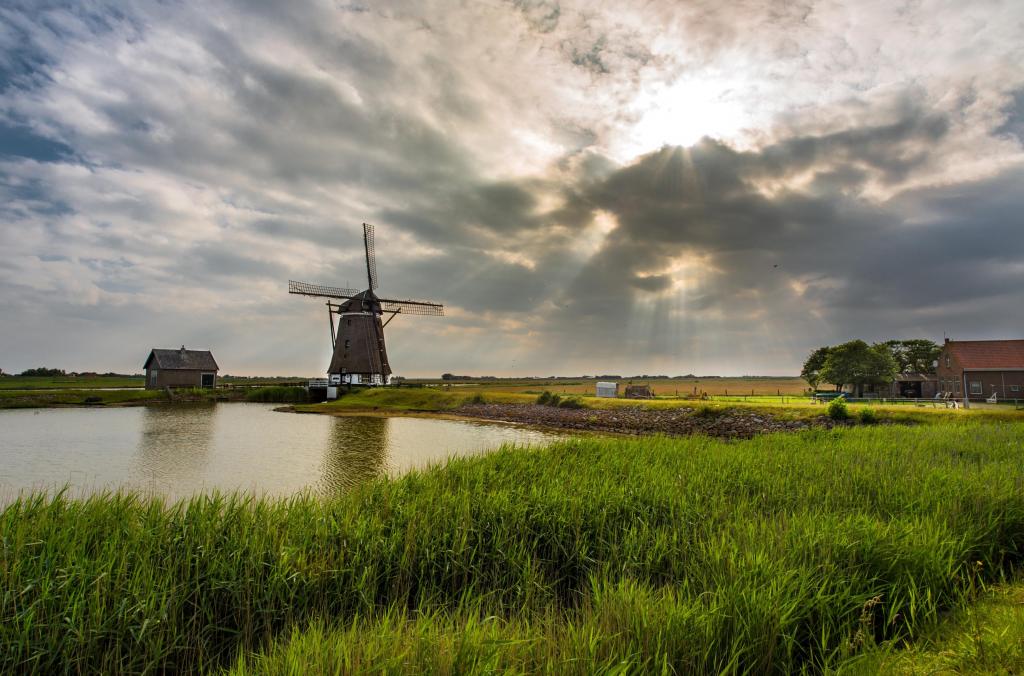 Foto van een Nederlands landschap met windmolen