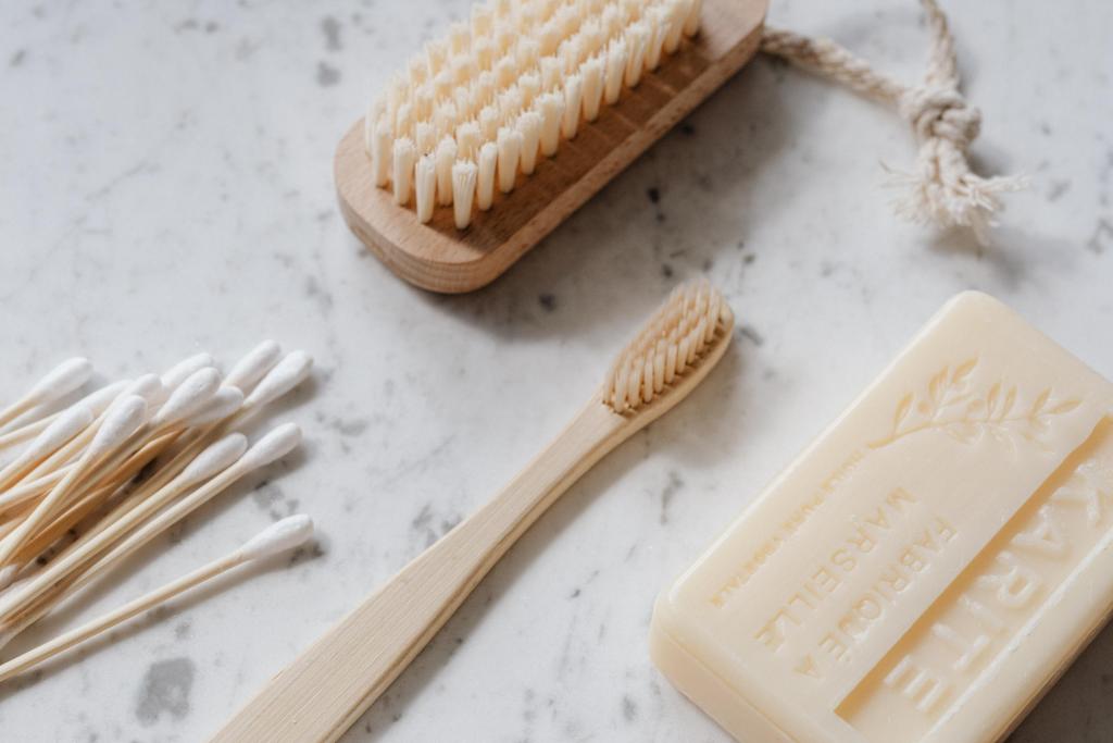 Foto van wattenstaafjes, borstel, tandenborstel en zeep op marmer