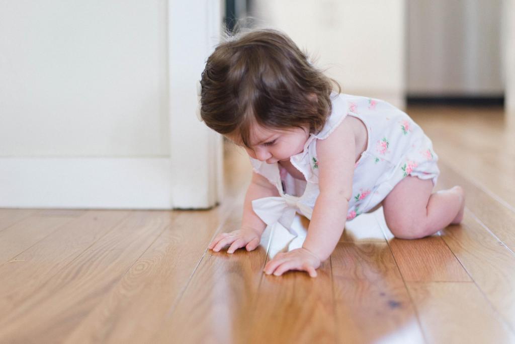 Foto van een kindje dat over een vloer kruipt