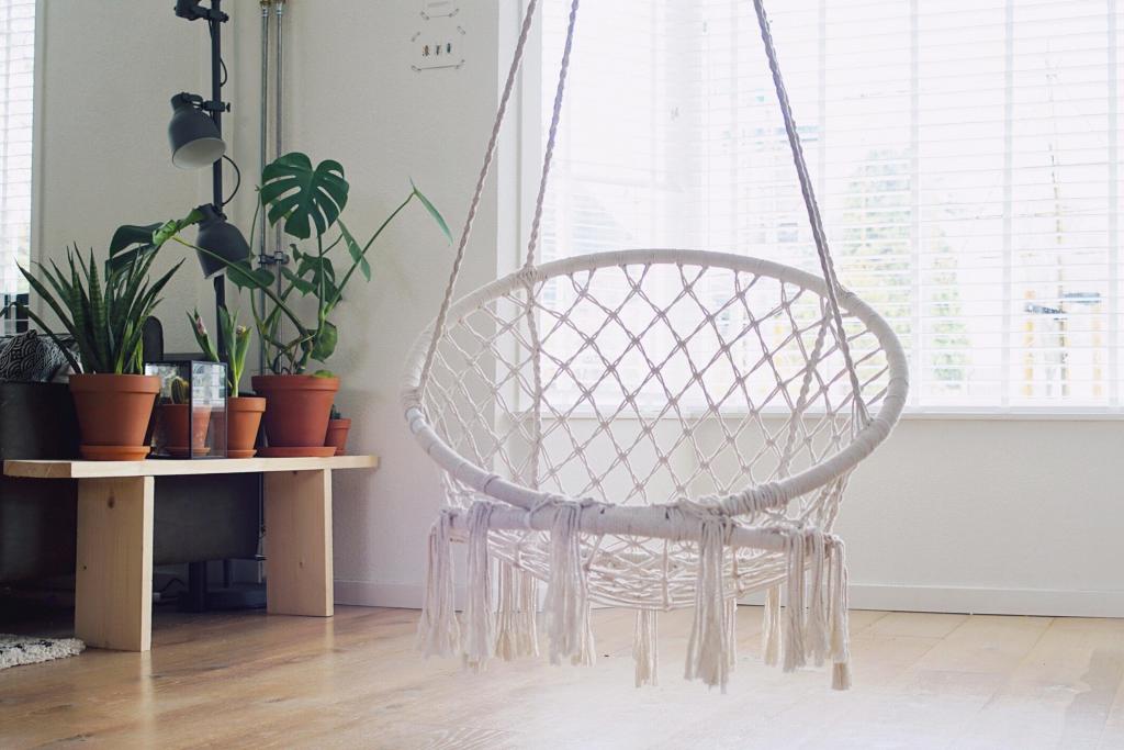 Foto van een witte hangstoel in een woonkamer