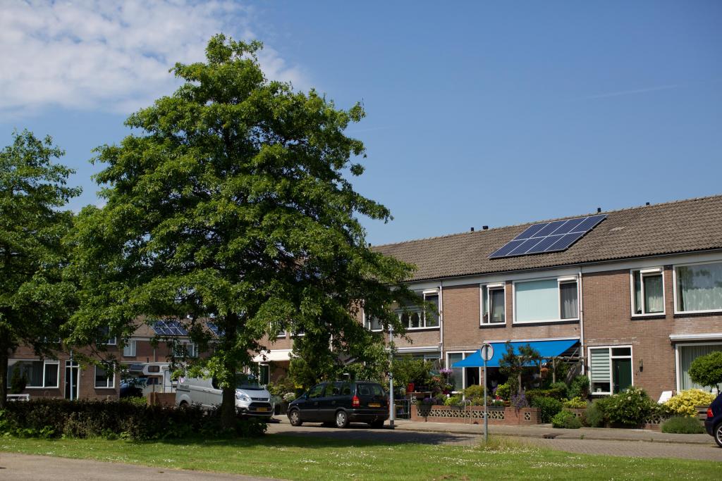 Foto rijtjeshuis met zonnepanelen
