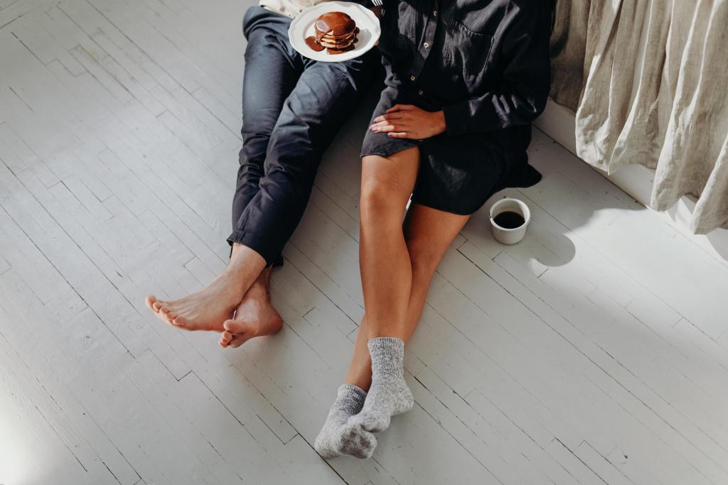 Foto van twee mensen die op de grond ontbijten
