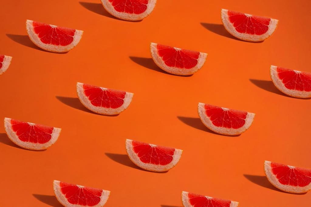 Bloedsinasappel stukjes op een oranje achtergrond