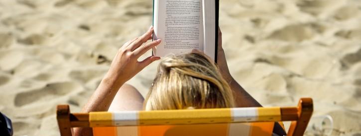 Foto boek strandstoel lezen