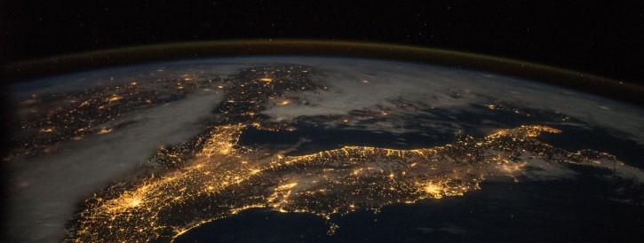 Foto aarde donker vanuit ruimte
