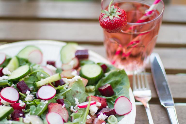 Foto van zomerse salade met rabarber en radijs 