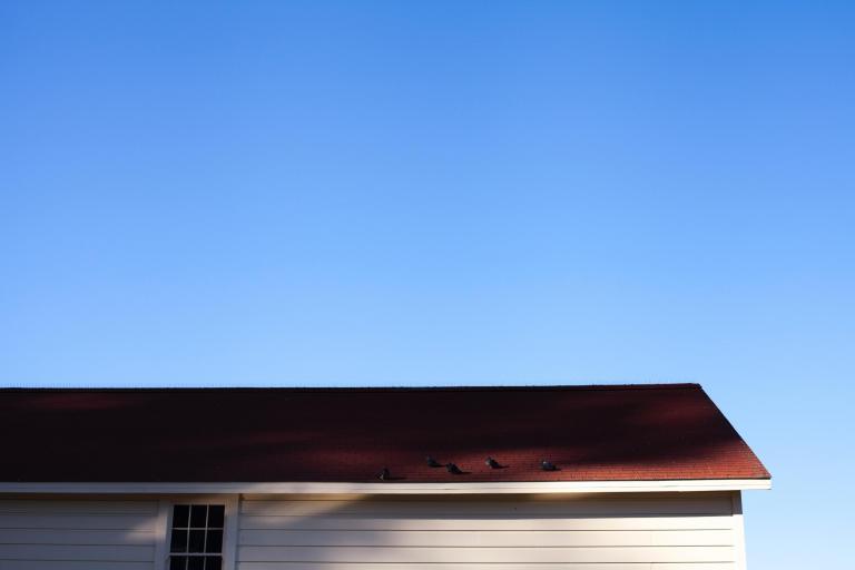 Foto dak oranje pannen blauwe lucht