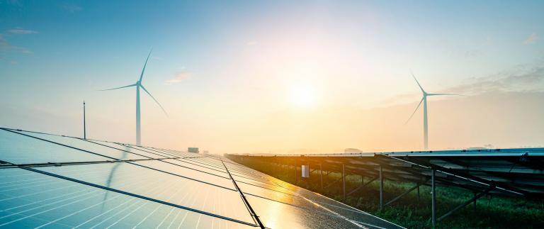 Foto zonnepanelen windmolens blauwe lucht zon