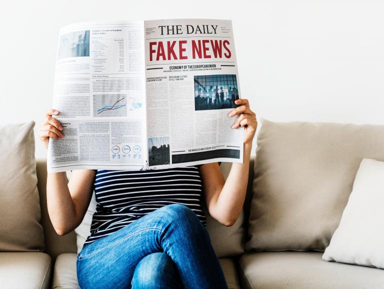 Vrouw die fake news leest