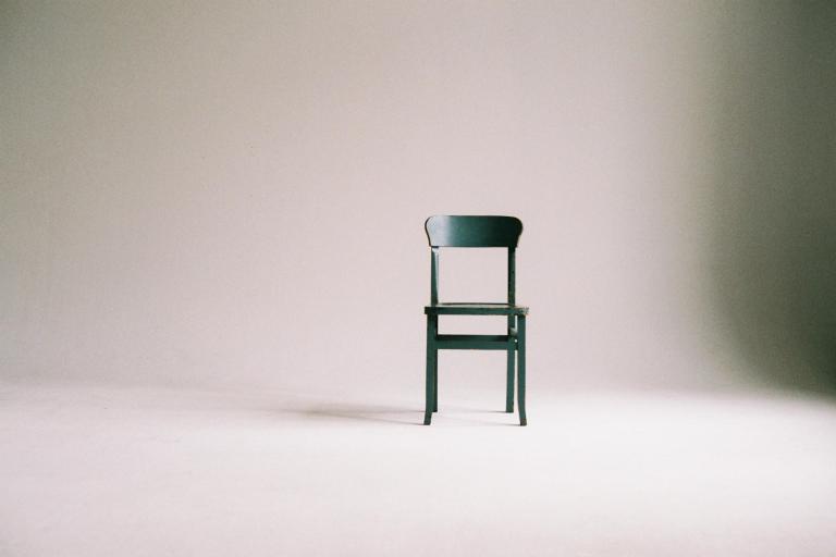 Foto van een stoel op witte achtergrond