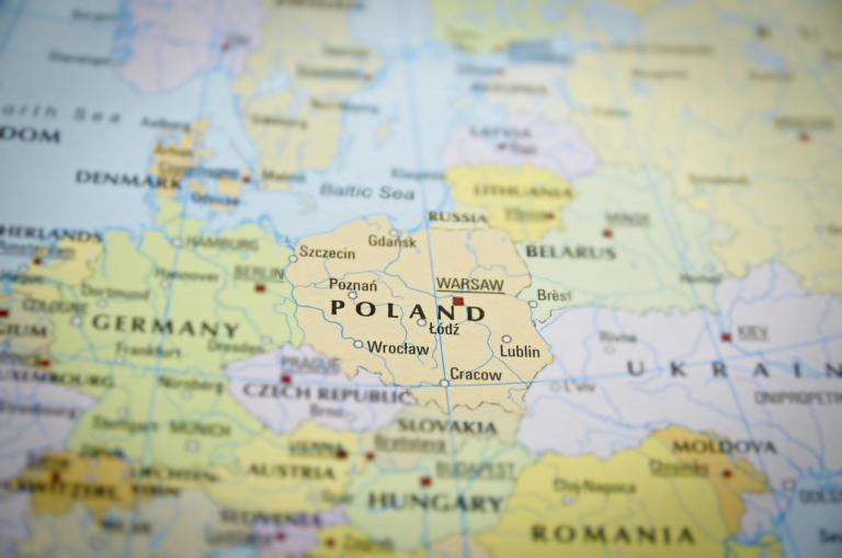 Een foto met de kaart van Europa met Polen scherp en de rest onscherp