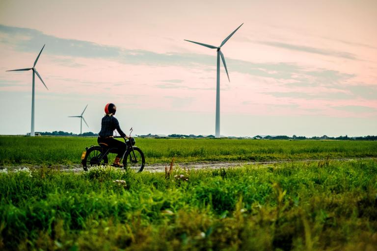 Foto van een vrouw op een motor voor windmolens 