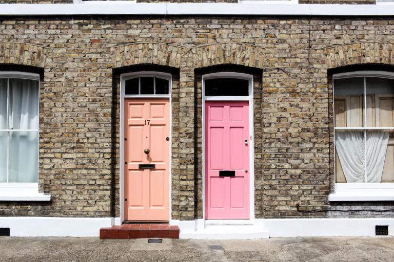 Foto van gekleurde voordeuren