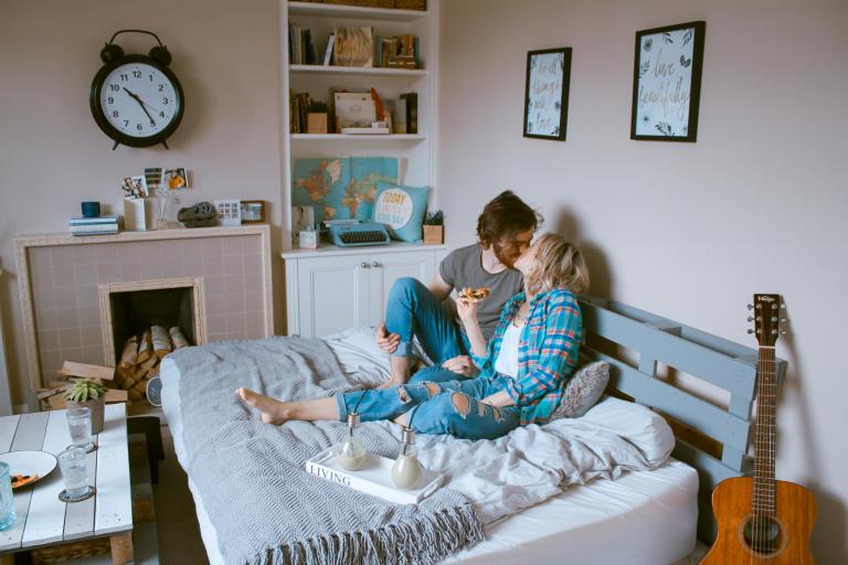 Foto van een man en vrouw op een bedbank