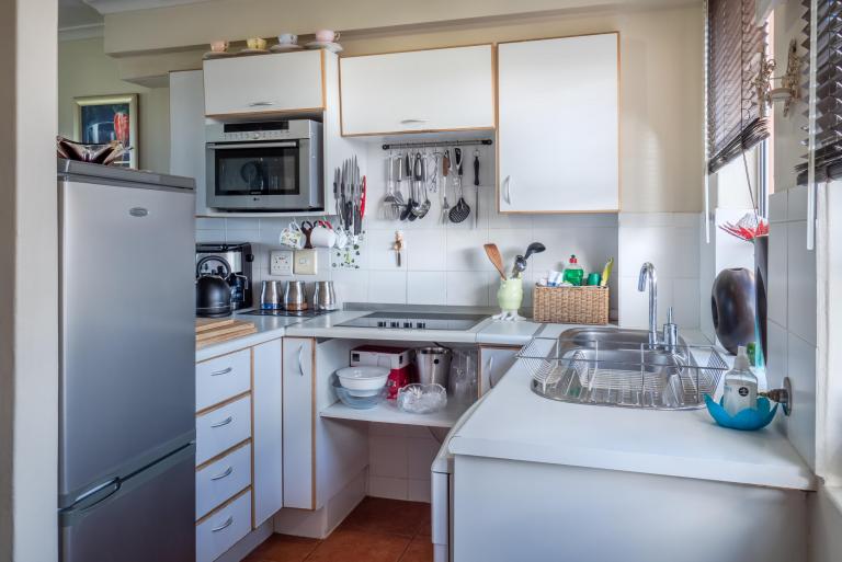 Foto van een keuken met koelkast