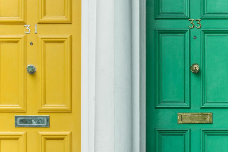 Foto van een gele en groene voordeur