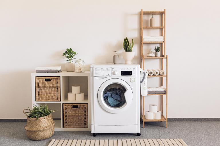 Foto van een wasmachine met accessoires 