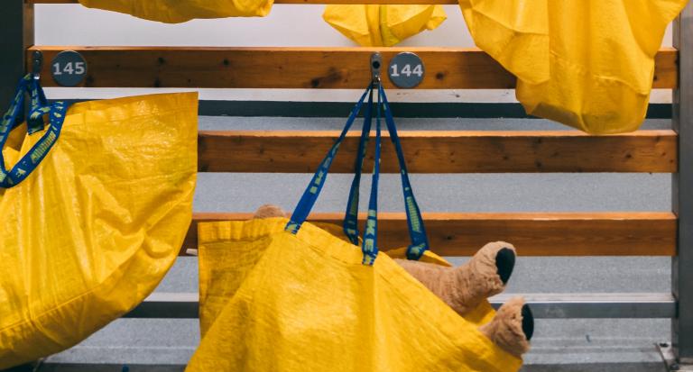 Foto van gele tassen met een teddy beer