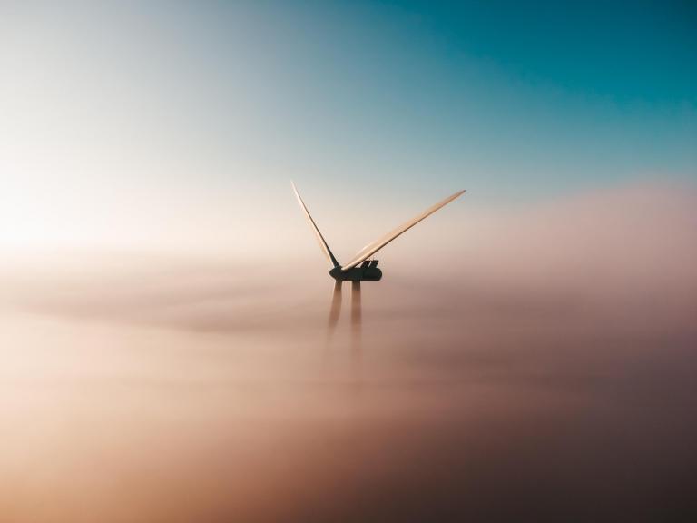 Foto van een windmolen in de mist