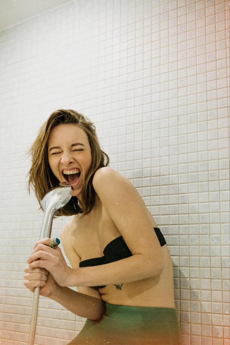 Foto van vrouw die zingt onder de douche