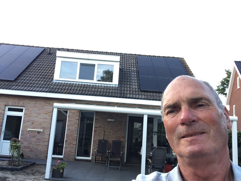 Anton voor zijn huis 