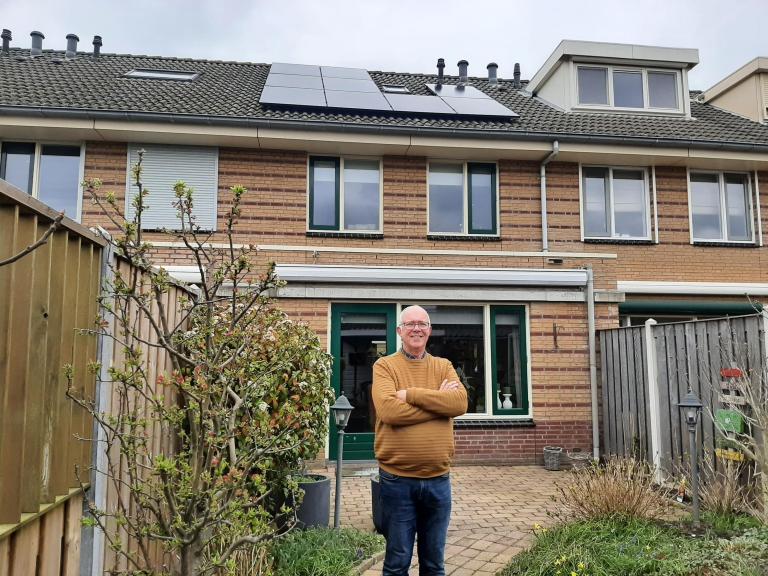 Kees voor zijn woning 