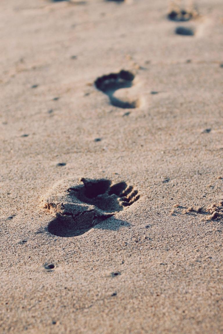 Foto van voetafdruk op het strand 