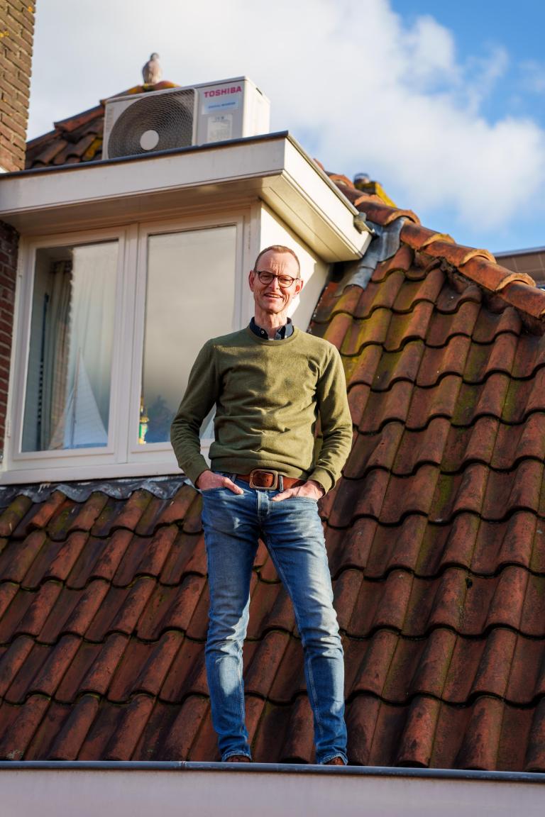 Jan Dirk bij zijn warmtepomp