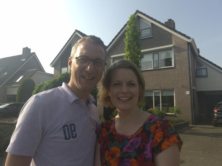 Rike en Jeroen bij hun huis 