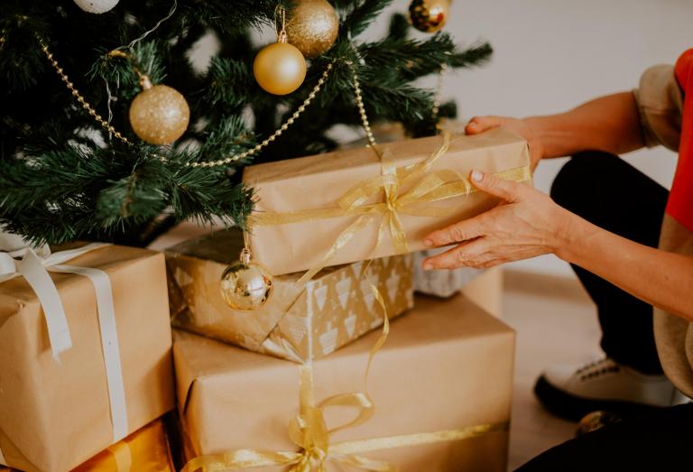 Foto van cadeautjes onder de kerstboom
