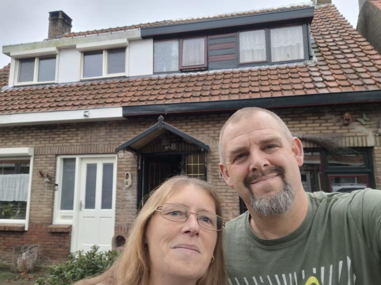 Daniel en zijn vrouw bij hun huis