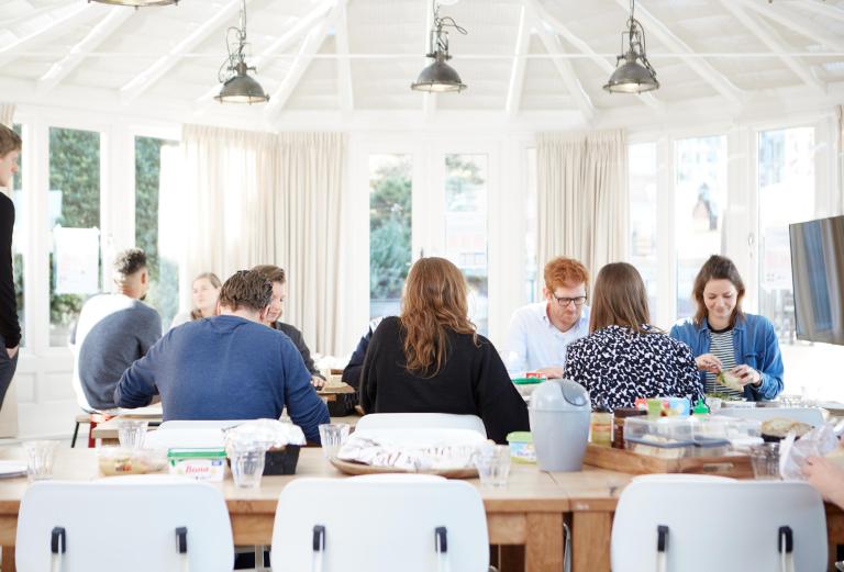 Rebel: medewerkers lunchen samen