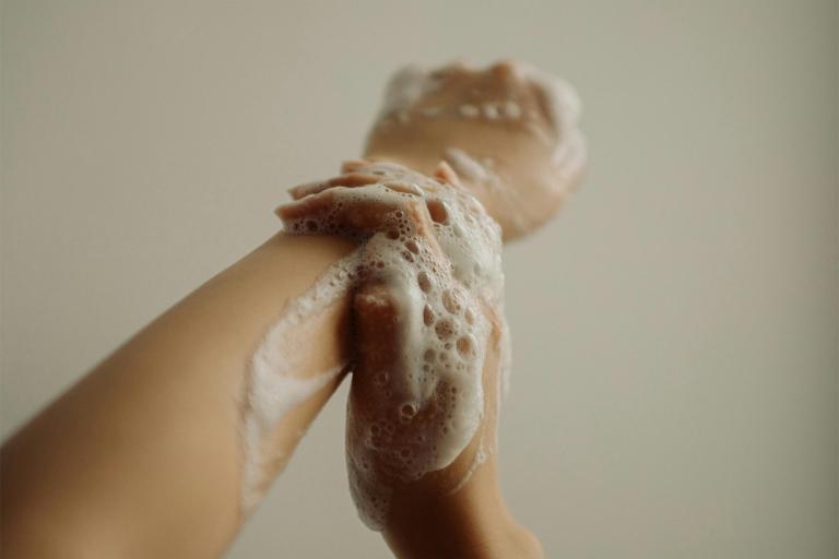 Foto van ingezeepte handen