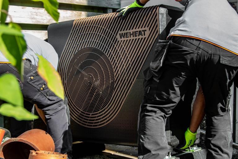 Warmtepomp wordt ge&iuml;nstalleerd