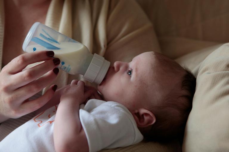 Baby drinkt uit de fles 