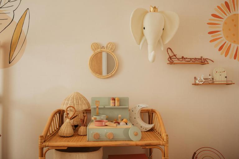 Muur met kinderspullen