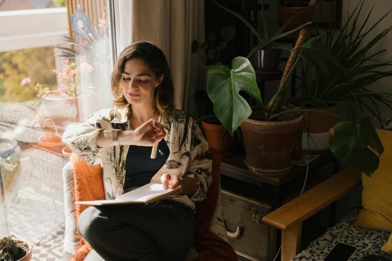 Boekje lezen tegen het raam 