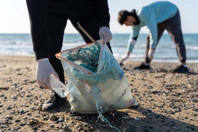 Foto van mensen die het strand opruimen