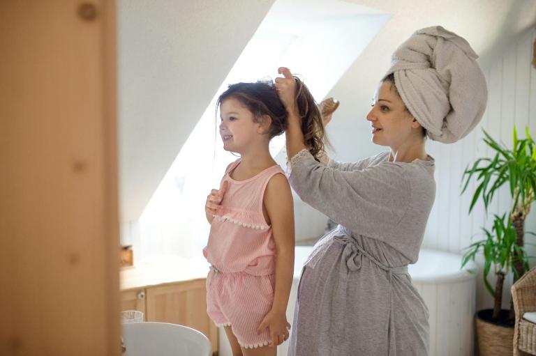 Vrouw met kind in de badkamer