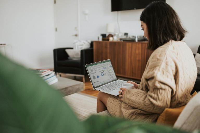 Vrouw die naar rapport op laptop kijkt