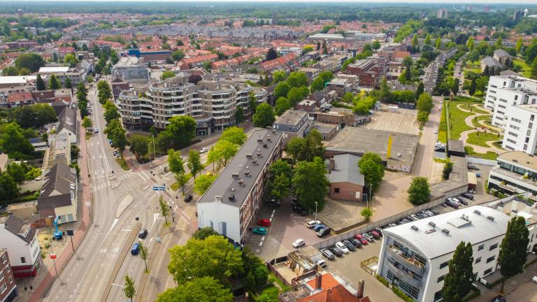 stadsgezicht met daken