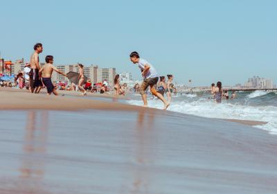 Foto van mensen op het strand