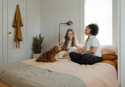 Foto van stel op bed met een hond