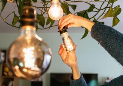 Foto van een lamp die wordt ingedraaid