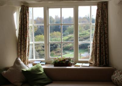 Raam met gordijnen