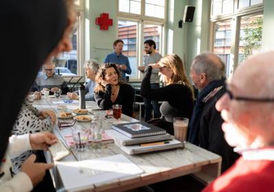 mensen aan tafel overleg