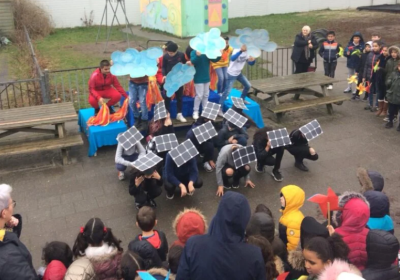 kinderen verkleed als zonnepaneel en wolken