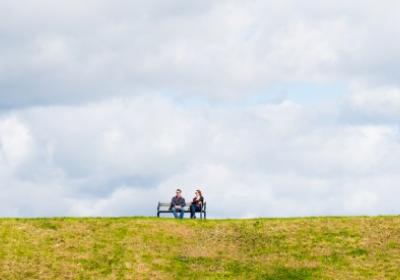 Foto mensen op bankje 