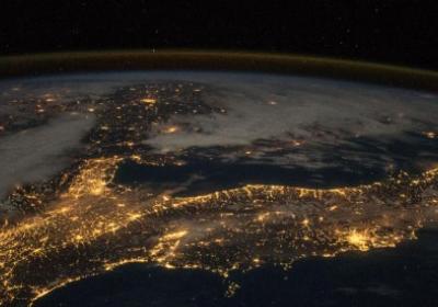 Foto aarde donker vanuit ruimte